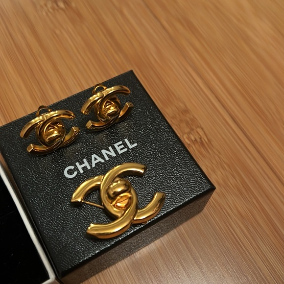 Chanel turn lock earrings and brooch - Picture 4 of 13